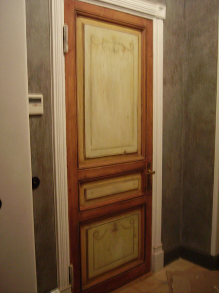 Пример окрашивания дверей под старину в квартире в стиле Прованс