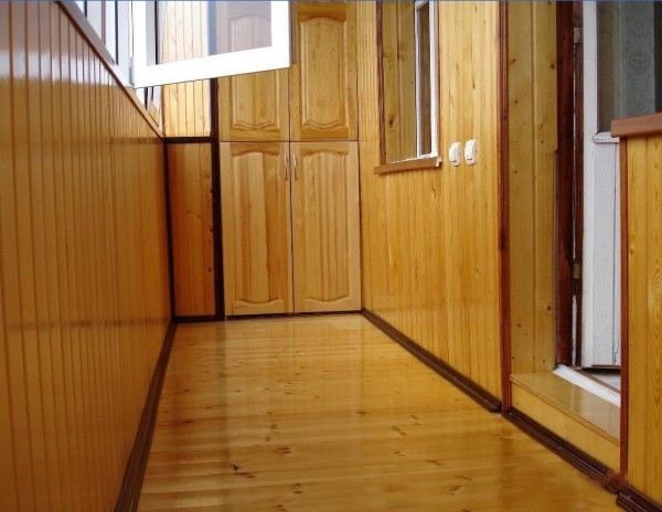 Примеры отделки балконов деревянной вагонкой изображены на фото