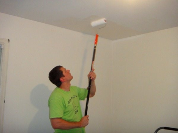 Производство водоэмульсионной краски строго оговаривает два варианта её применения – для потолков или для стен
