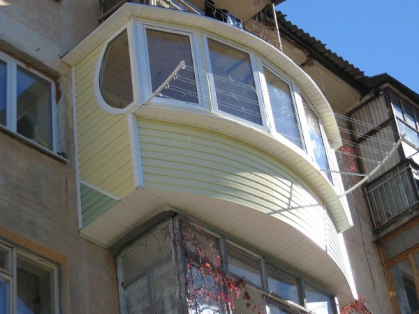 Расширенный балкон отделан сайдингом