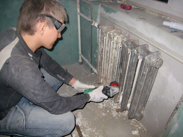 Размягчение и удаление ЛКМ со старых отопительных радиаторов