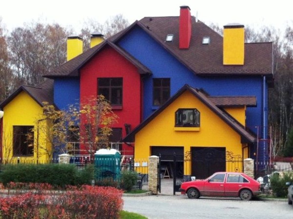 Разноцветный фасад бросается в глаза и выделяет дом из общего ряда