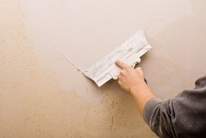 Как правильно зашпаклевать стену