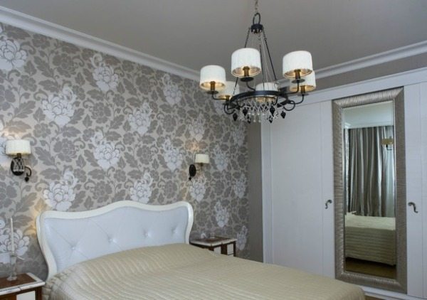 Спальня с цветочными обоями в классическом стиле