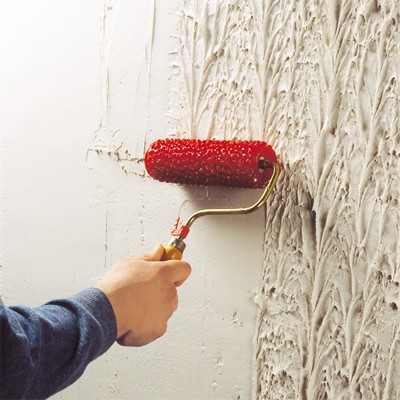 Как наносить декоративную штукатурку на стены — учимся по видео