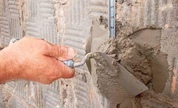 Существуют и крепежные отверстия, но часто крепления для маячков под штукатурку – обычный цементный раствор