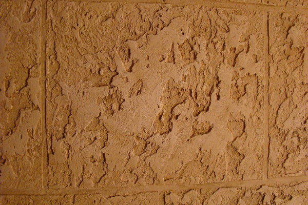 Текстура стены, обработанной декоративным составом