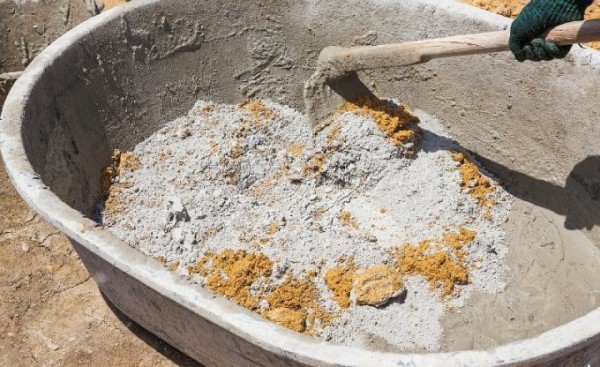 Цемент и песок гораздо целесообразнее смешать в сухом виде