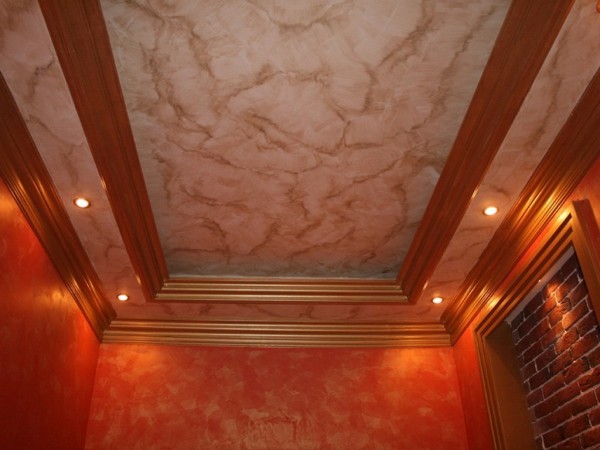 Венецианская штукатурка на потолке лучше всего смотрится в классических интерьерах