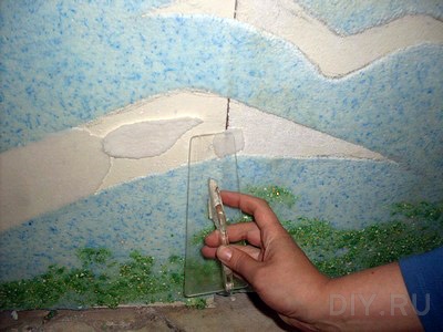 Замазывание щели в стене раствором жидких обоев